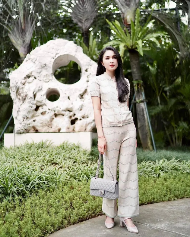 Sandra Dewi Kaki Jenjang Mulus Indah 