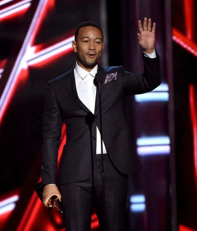 John Legend, meraih TOP RADIO SONG dengan lagunya yang fenomenal All of Me.