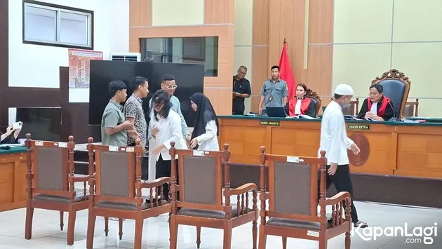 Uya Kuya Terdakwa di persidangan