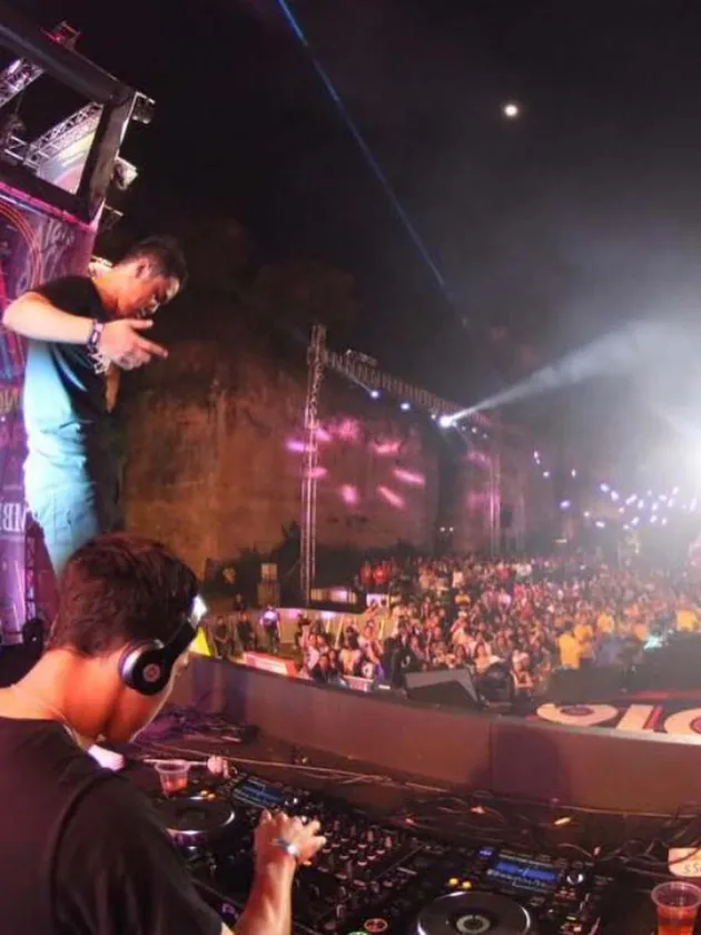 Al Ghazali manggung dengan ditonton banyak orang.