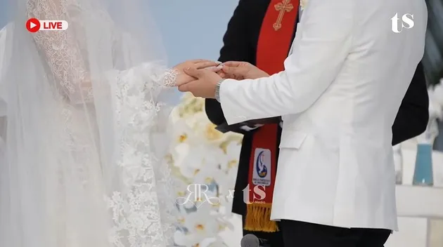 Rayn masang cincin ke Ranty