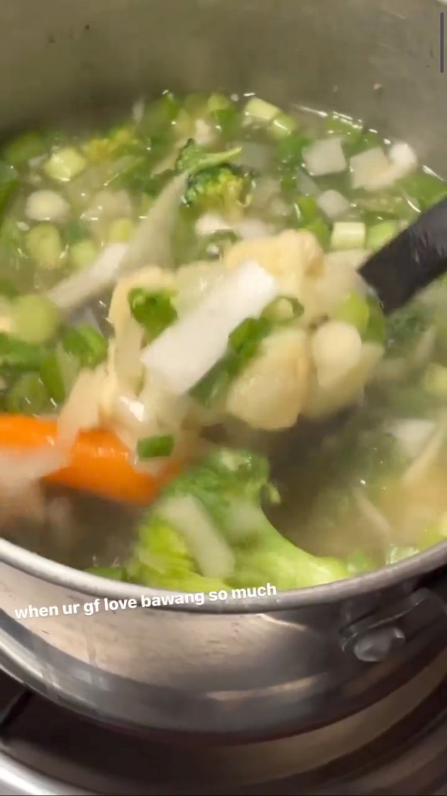 Adorable Moment Agnez Mo Cooks Vegetable Soup for Adam Rosyadi, Criticized by Her Boyfriend for Too Many Spring Onions