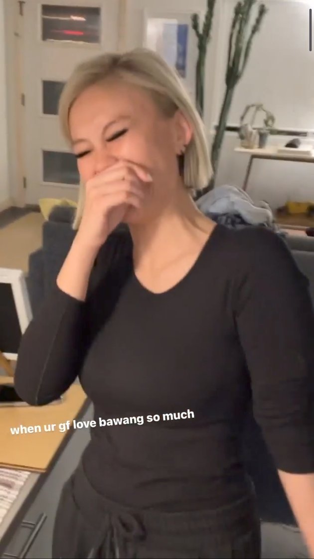 Adorable Moment Agnez Mo Cooks Vegetable Soup for Adam Rosyadi, Criticized by Her Boyfriend for Too Many Spring Onions