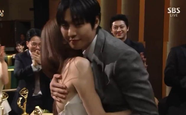 Sweet and Sad Moments at the 2023 SBS Drama Awards, Kim Dong Wook Shows Wedding Ring - Kim Nam Gil Can't Forget Lee Sun Kyun