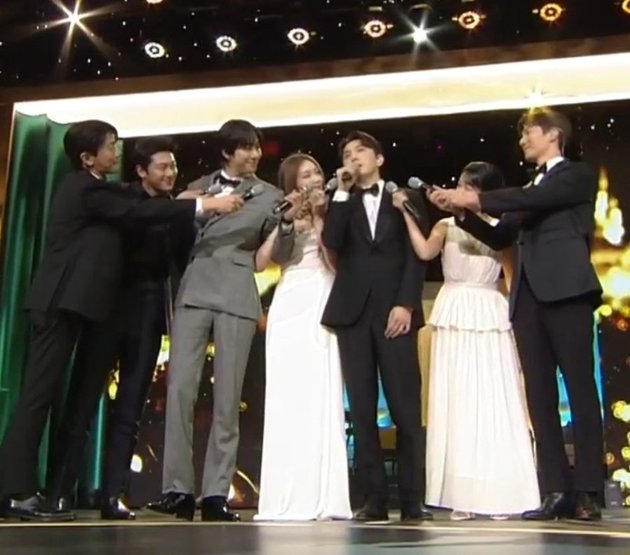 Sweet and Sad Moments at the 2023 SBS Drama Awards, Kim Dong Wook Shows Wedding Ring - Kim Nam Gil Can't Forget Lee Sun Kyun