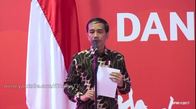 Setelah menyapa para WNI di Singapura, seperti biasa, Jokowi memberikan sedikit pidatonya. Dan kala itu, Jokowi tak sadar jika rambutnya tidak rapih.