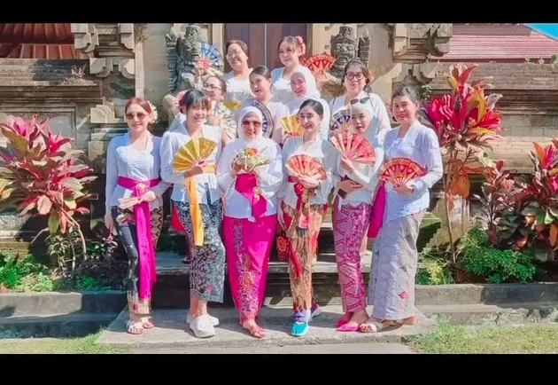Uut Permatasari bersama ibu Bhayangkari