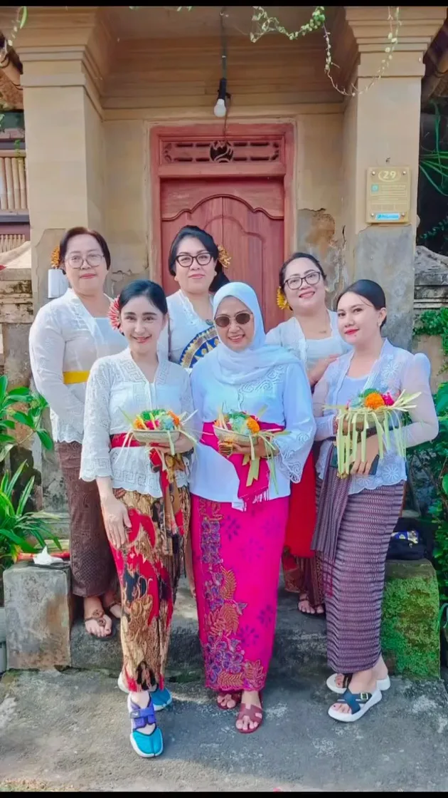 Pose Uut Permatasari bareng ibu Bhayangkari