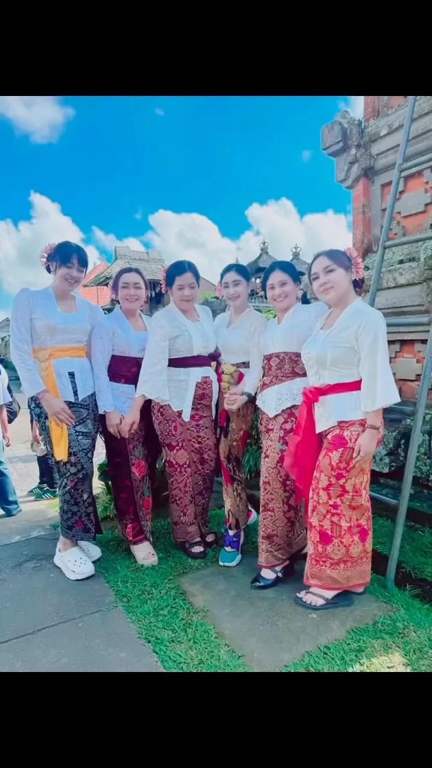 Uut Permatasari tampil anggun dengan kebaya Bali