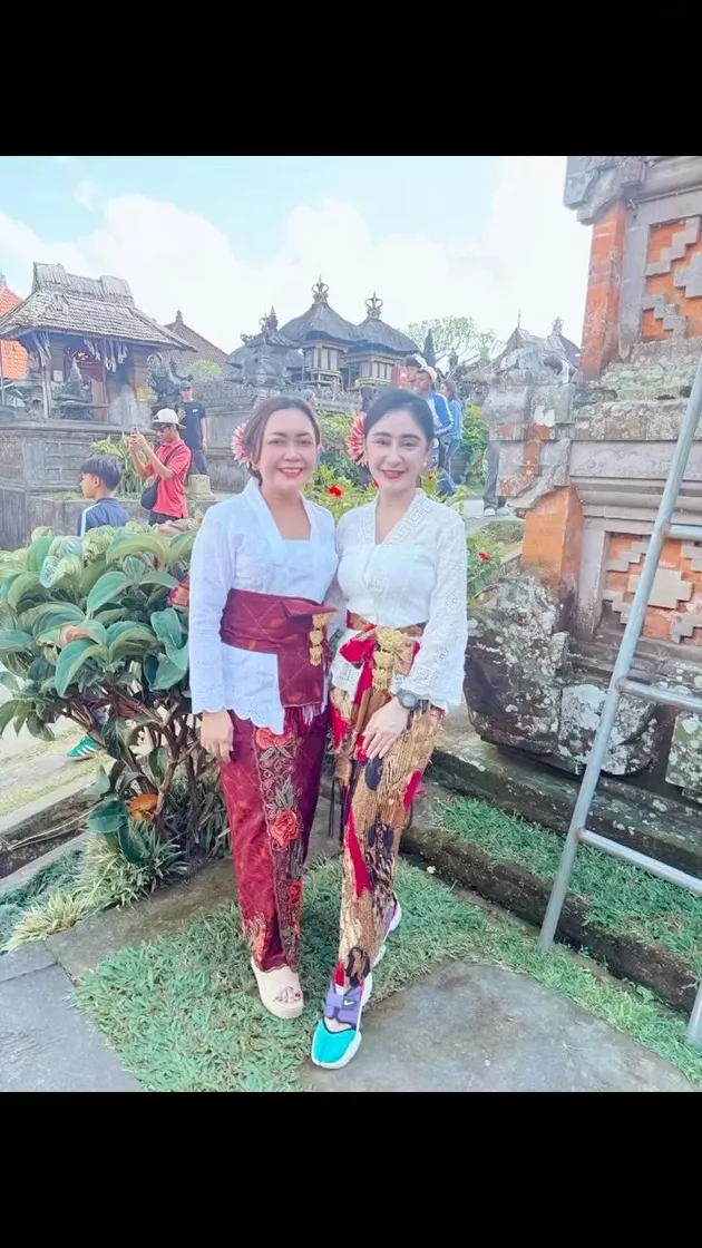 Uut Permatasari tampil menawan