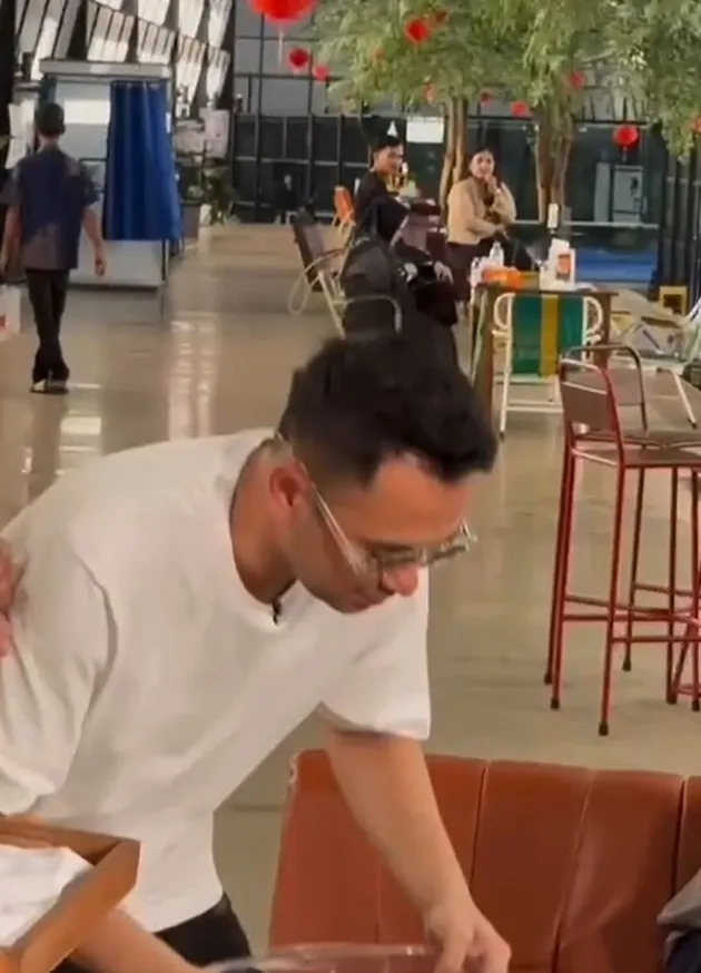 Raffi Ahmad membawa baskom isi air