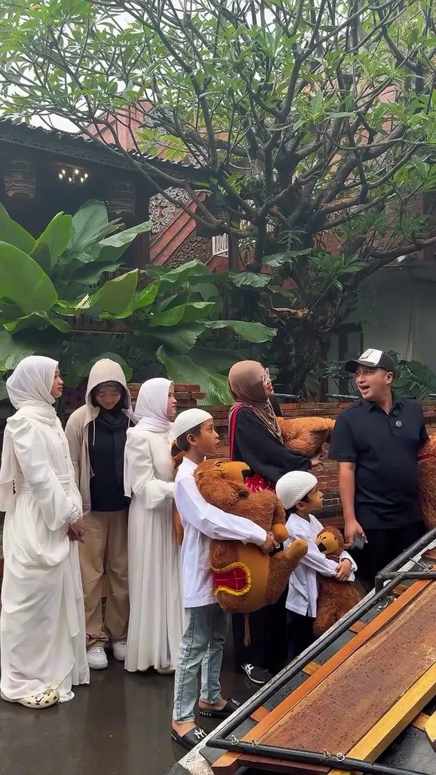 Momen Irfan Hakim dapat hadiah unta