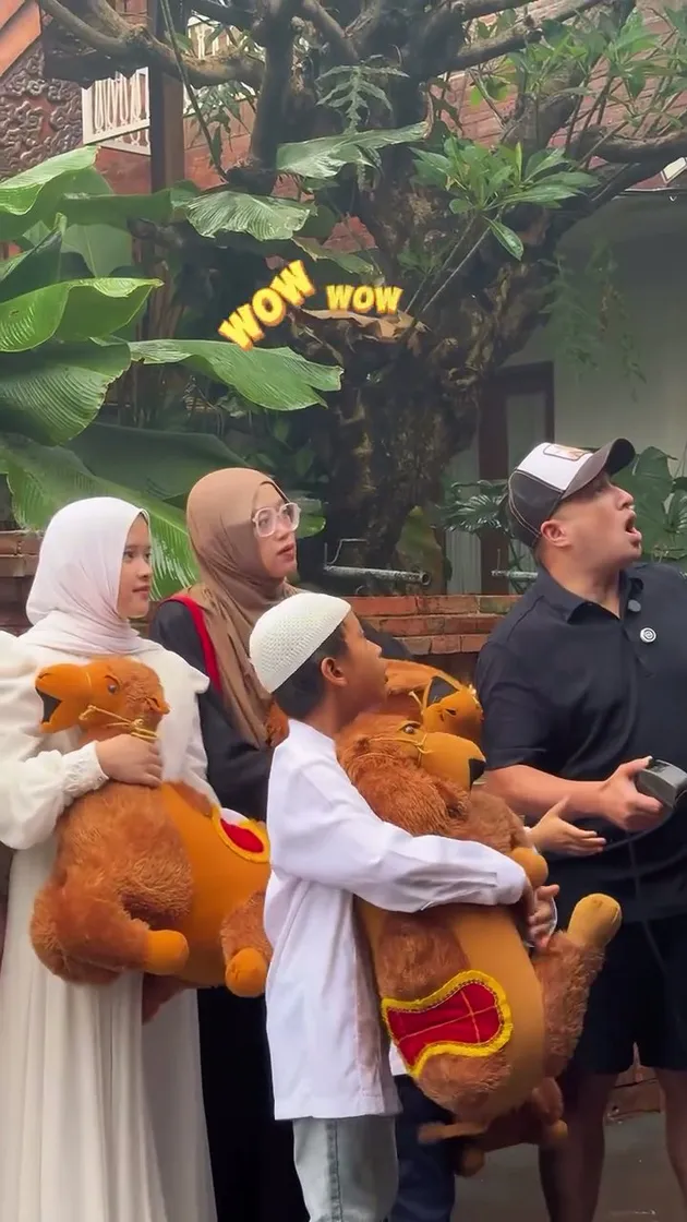 Momen Irfan Hakim dapat hadiah unta