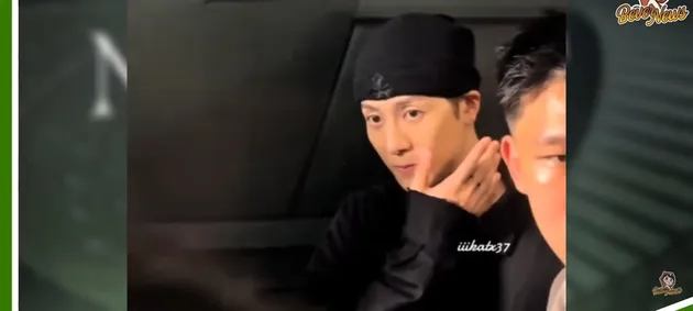 Jackson Wang bersihkan pipinya yang dicubit