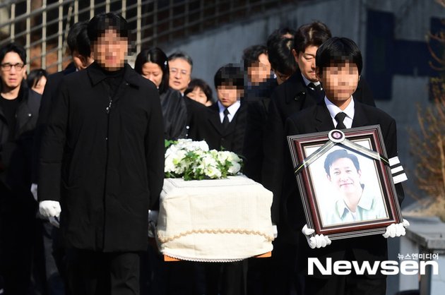 Moment of Lee Sun Kyun's Funeral Leaving the Funeral Home, Witnessed by Many Beloved People