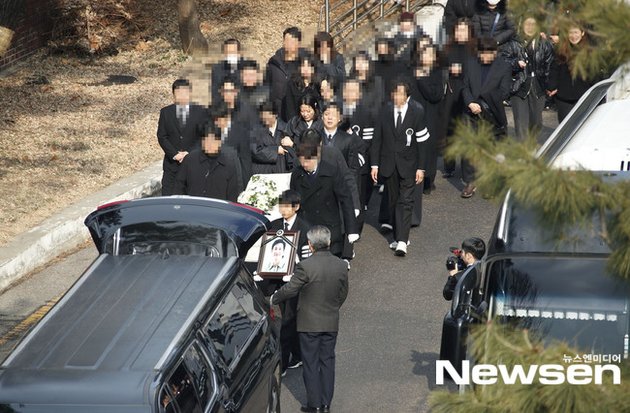 Moment of Lee Sun Kyun's Funeral Leaving the Funeral Home, Witnessed by Many Beloved People