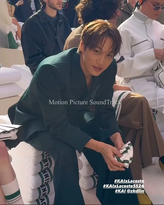 Kai EXO menatap kamera fansite