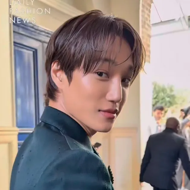 Kai EXO melihat orang yang menyapa