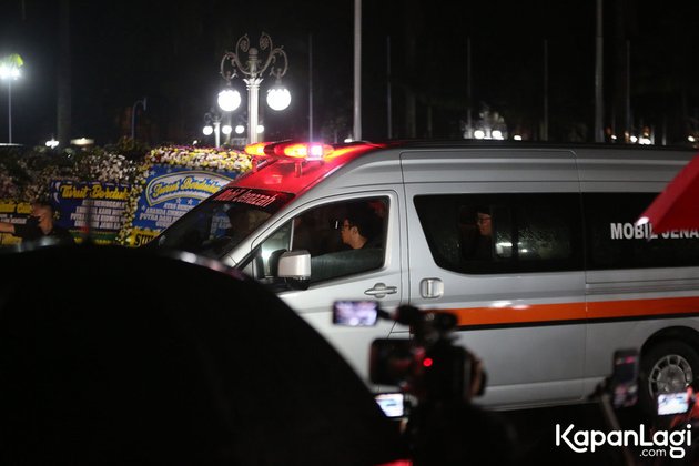 The Moment of Eril Kahn's Arrival, Ridwan Kamil's Son, at the Funeral Home, Greeted by Loud Sholawat and Subsiding Rain