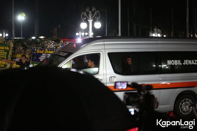 The Moment of Eril Kahn's Arrival, Ridwan Kamil's Son, at the Funeral Home, Greeted by Loud Sholawat and Subsiding Rain