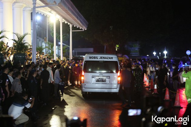 The Moment of Eril Kahn's Arrival, Ridwan Kamil's Son, at the Funeral Home, Greeted by Loud Sholawat and Subsiding Rain