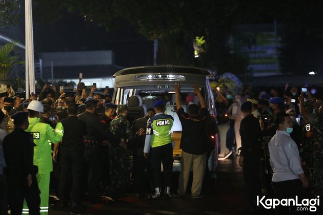 The Moment of Eril Kahn's Arrival, Ridwan Kamil's Son, at the Funeral Home, Greeted by Loud Sholawat and Subsiding Rain