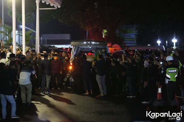 The Moment of Eril Kahn's Arrival, Ridwan Kamil's Son, at the Funeral Home, Greeted by Loud Sholawat and Subsiding Rain