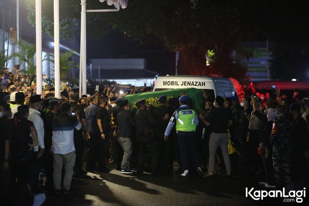 The Moment of Eril Kahn's Arrival, Ridwan Kamil's Son, at the Funeral Home, Greeted by Loud Sholawat and Subsiding Rain