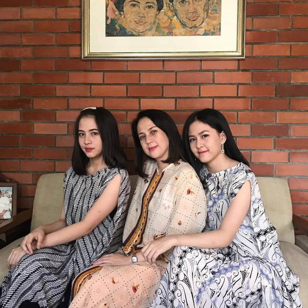 Zara JKT48's Moments of Closeness with Her Rarely Seen Mother, Equally Beautiful