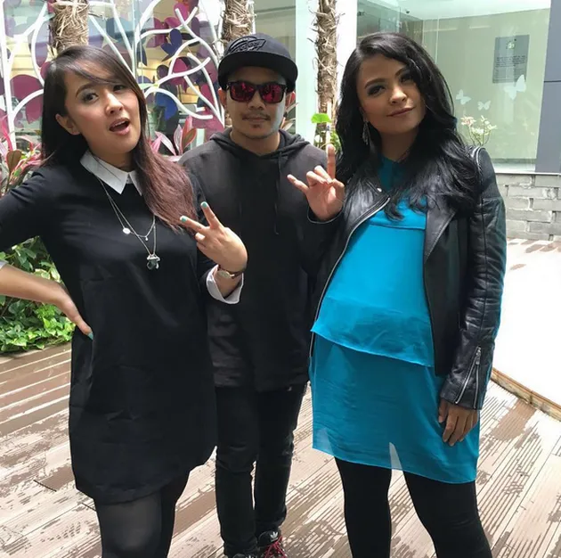 Tantri dan Chua Kotak Hamil