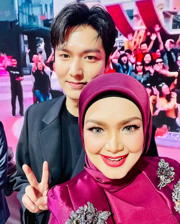 Siti Nurhaliza membagikan momen kebersamaan dengan Lee Min Ho ketika sang aktor berkunjung ke Malaysia untuk merayakan anniversary sebuah produk.