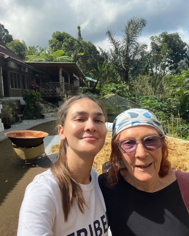 Luna Maya and Her Mother's Moment, Her Energetic Mom in Her Sunset Years Becomes the Spotlight