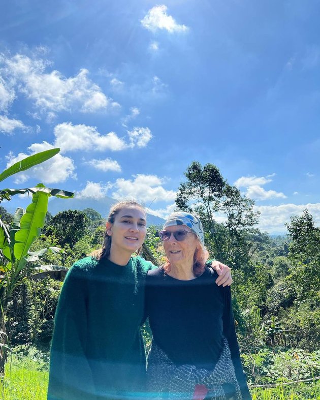 Luna Maya and Her Mother's Moment, Her Energetic Mom in Her Sunset Years Becomes the Spotlight