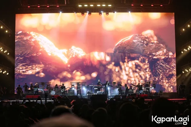 Ari Lasso Lautan Senter di Konser Dewa 19
