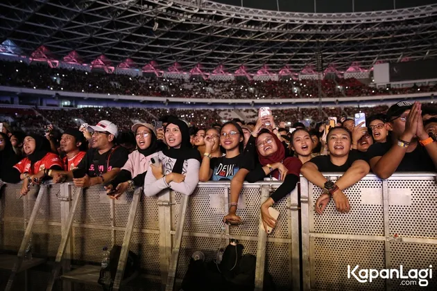 Ari Lasso Lautan Senter di Konser Dewa 19