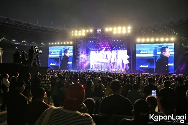 Ari Lasso Lautan Senter di Konser Dewa 19