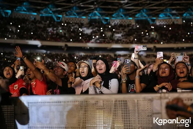 Ari Lasso Lautan Senter di Konser Dewa 19