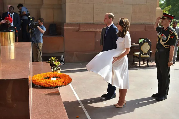 Rok Kate Middleton Tertiup Angin