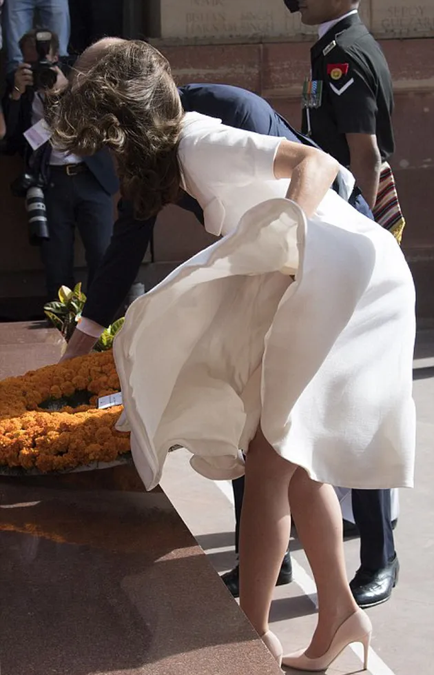 Rok Kate Middleton Tertiup Angin