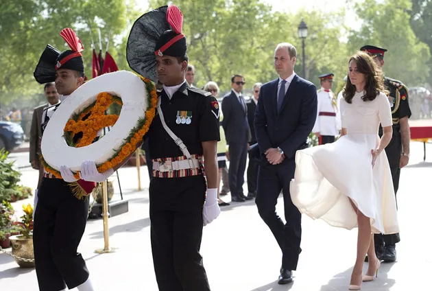 Rok Kate Middleton Tertiup Angin