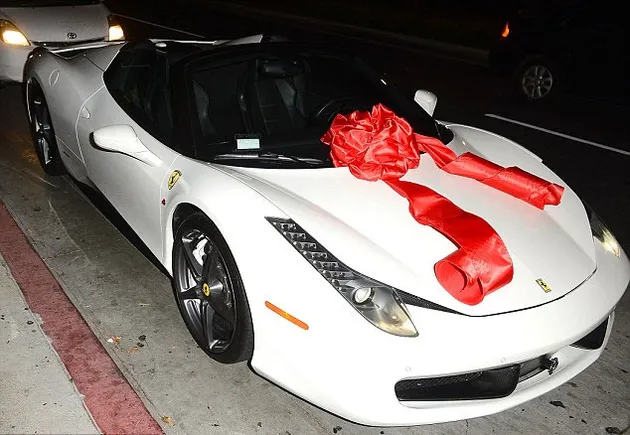 MOMEN MENDEBARKAN KYLIE JENNER DIBERI MOBIL FERRARI RP 4 3  MOMEN MENDEBARKAN KYLIE JENNER DIBERI MOBIL FERRARI RP 4 3