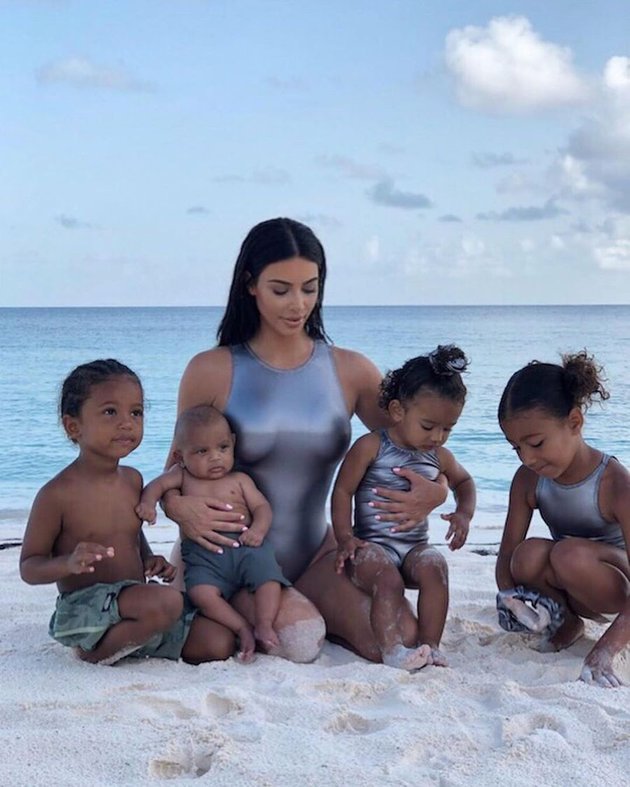 Liburan kali ini jadi kesempatan Kim Kardashian untuk bisa berfoto bareng keempat anaknya. Kim mengaku cukup sulit mengajak empat bocah ini foto bareng.