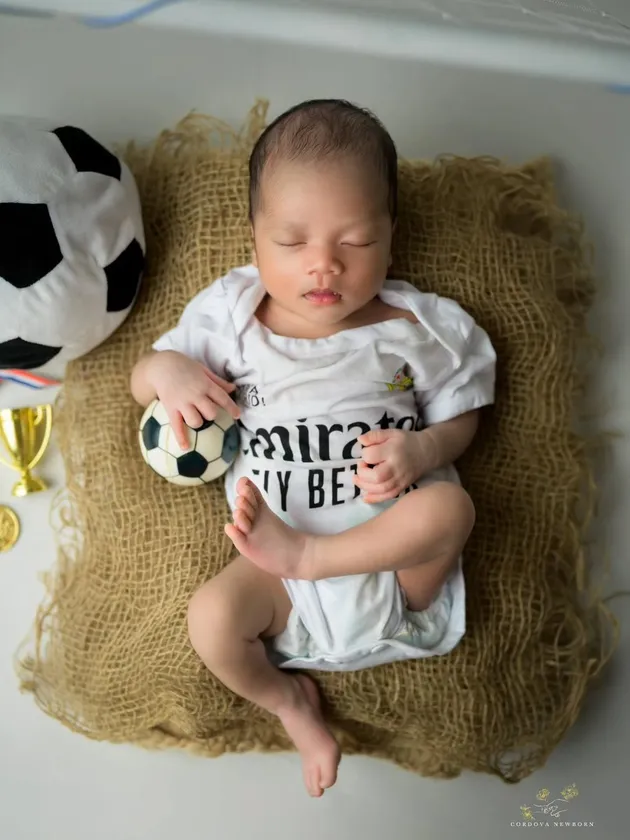 Anak Nia Photoshoot versi pemain bola