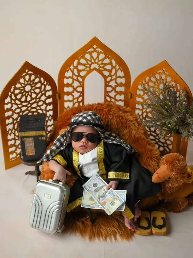 Anak Nia Photoshoot ala pak haji berkacamata