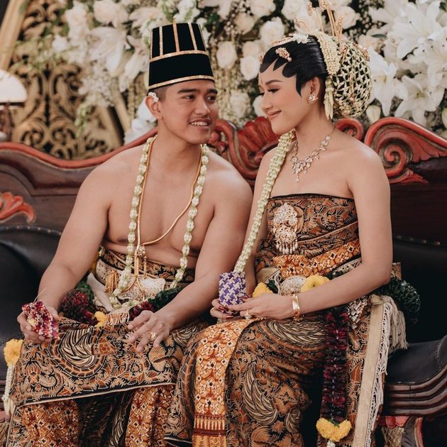Sudah resmi menjadi sepasang suami istri, Kaesang dan Erina menjalani lembar baru dalam kehidupan mereka. Di berbagai acara, mereka tampil berdua.