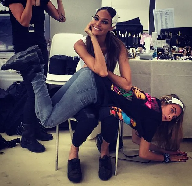Momen Memalukan Cara Delevingne