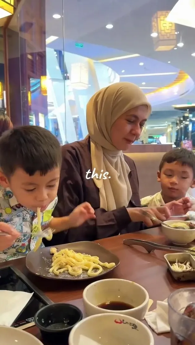 Kiano dan Kenzo makan bareng mama