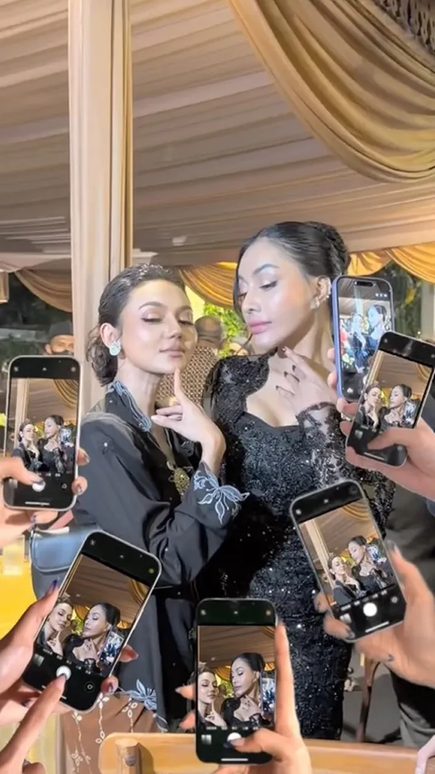 Denada dan Rina Diminta Pose dari Samping