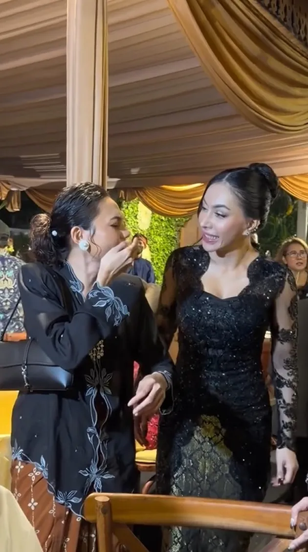 Bentuk Hidung Denada dan Rina Dipuji