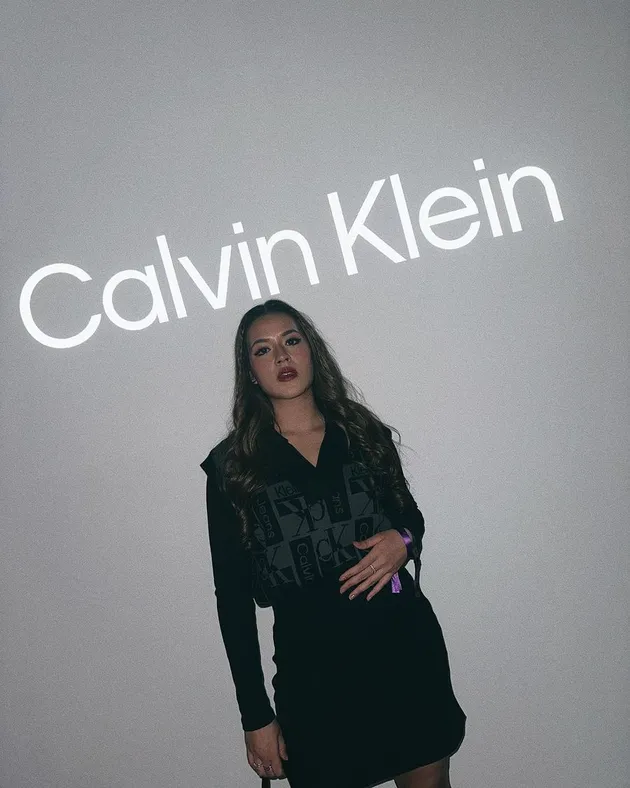 Momen Raisa Foto Candid Bareng Jungkook BTS